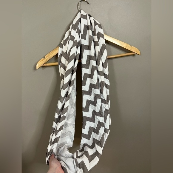 Infinity MOM Nursing Cover Light Breathable Scarf Chevron Pattern - Picture 4 of 7